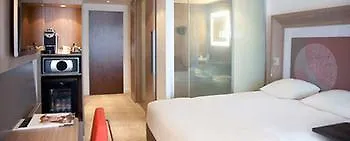 Novotel Paris Stade Basilique Otel